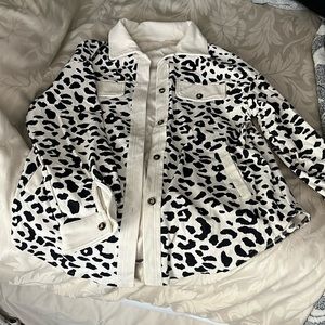 Women’s medium leopard ribbed shacket. New w/out tags. Never worn.